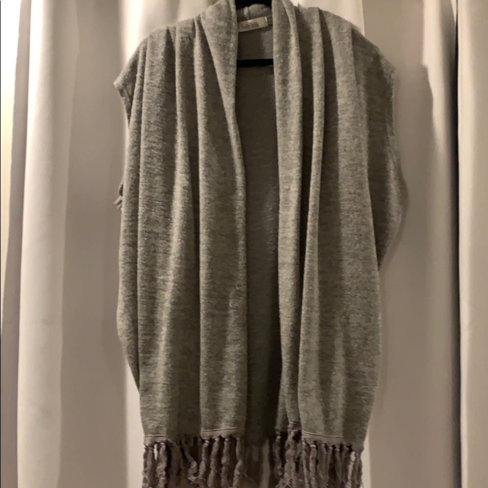 Grey sleeveless Shaw